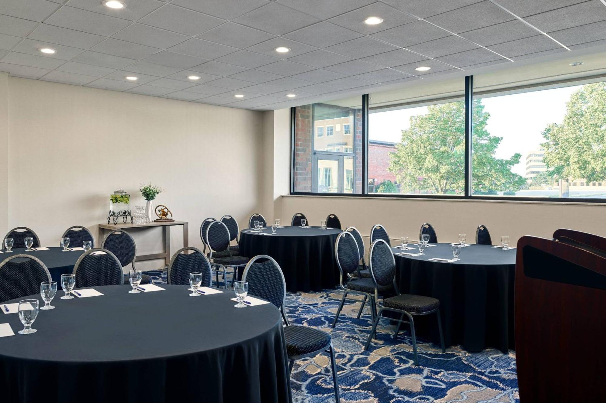 Delta Hotels By Marriott Muskegon Convention Center Esterno foto